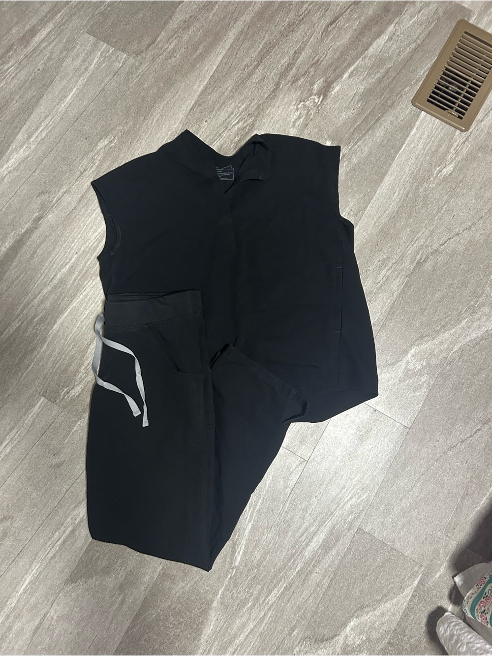 Figs Black Women’s XS Rafaela Top / Small petite Kade Cargo Pants
